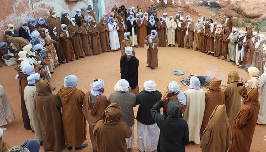 Cercle de chanteurs interprétant l’Ahellil dans le désert du Gourara à Timimoun, rituel musical collectif inscrit au patrimoine culturel immatériel de l’UNESCO en Algérie