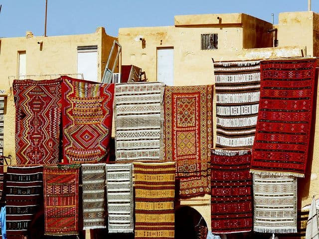 L'art du tapis mozabite, tissé de mémoire berbère, de géométrie sacrée et du silence doré du Sahara.