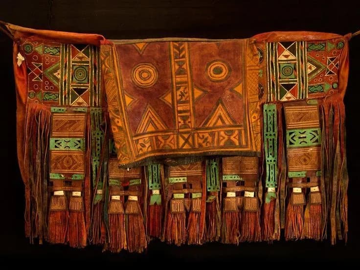 Les Sacs Touaregs en Cuir Décoré : L'Âme Nomade et l'Art du Grand Sud à Illizi - 1