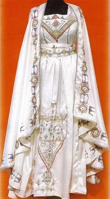The Kabyle Burnous: Woolen Elegance in the Heart of Béjaïa - 1
